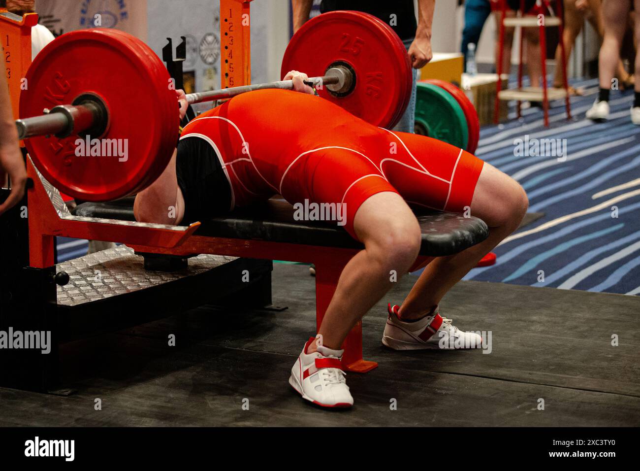 pressa da banco atleta uomo alla competizione di potenziamento Foto Stock