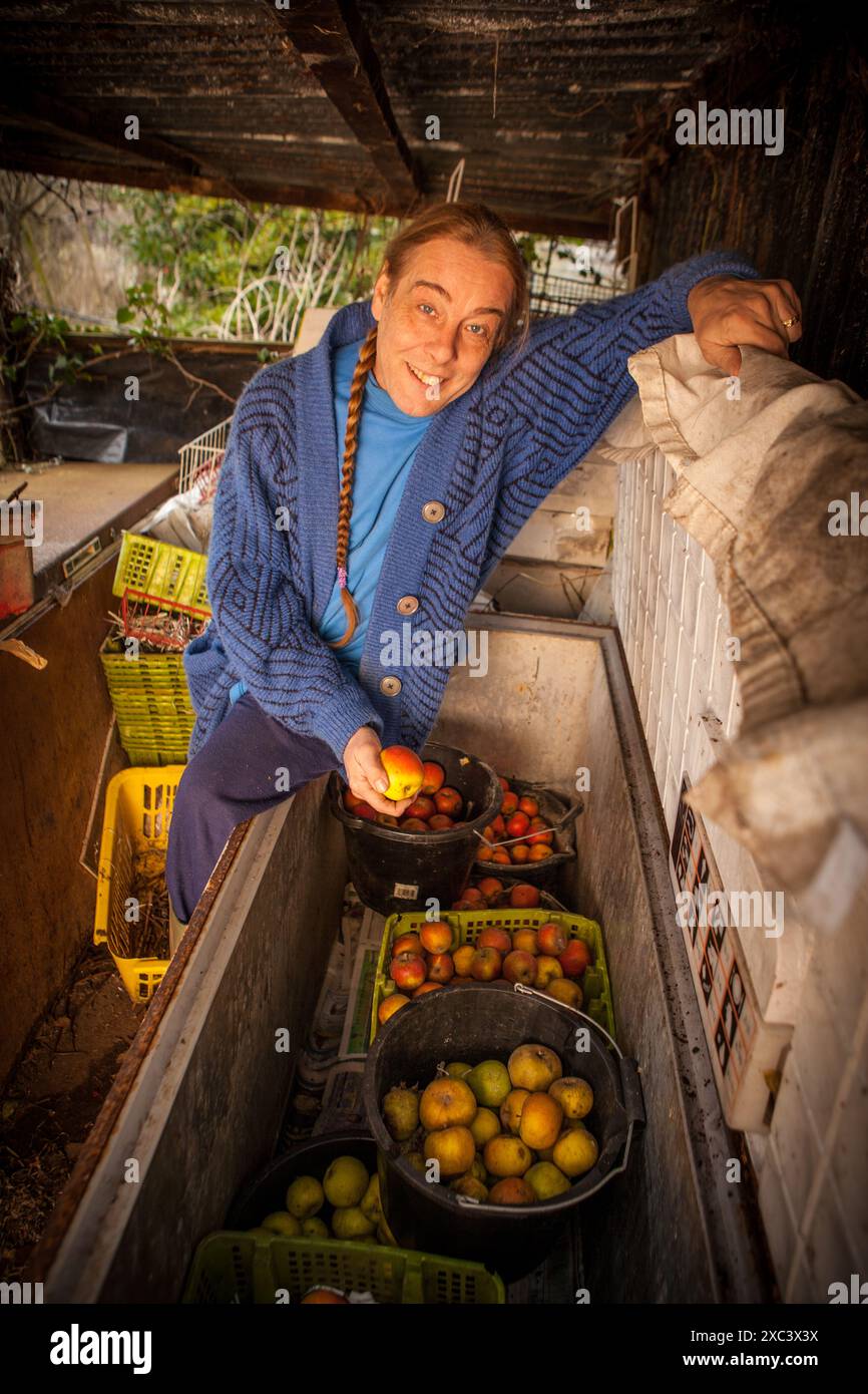 L'esperto di giardinaggio BOB FLOWERDEW a casa Foto Stock