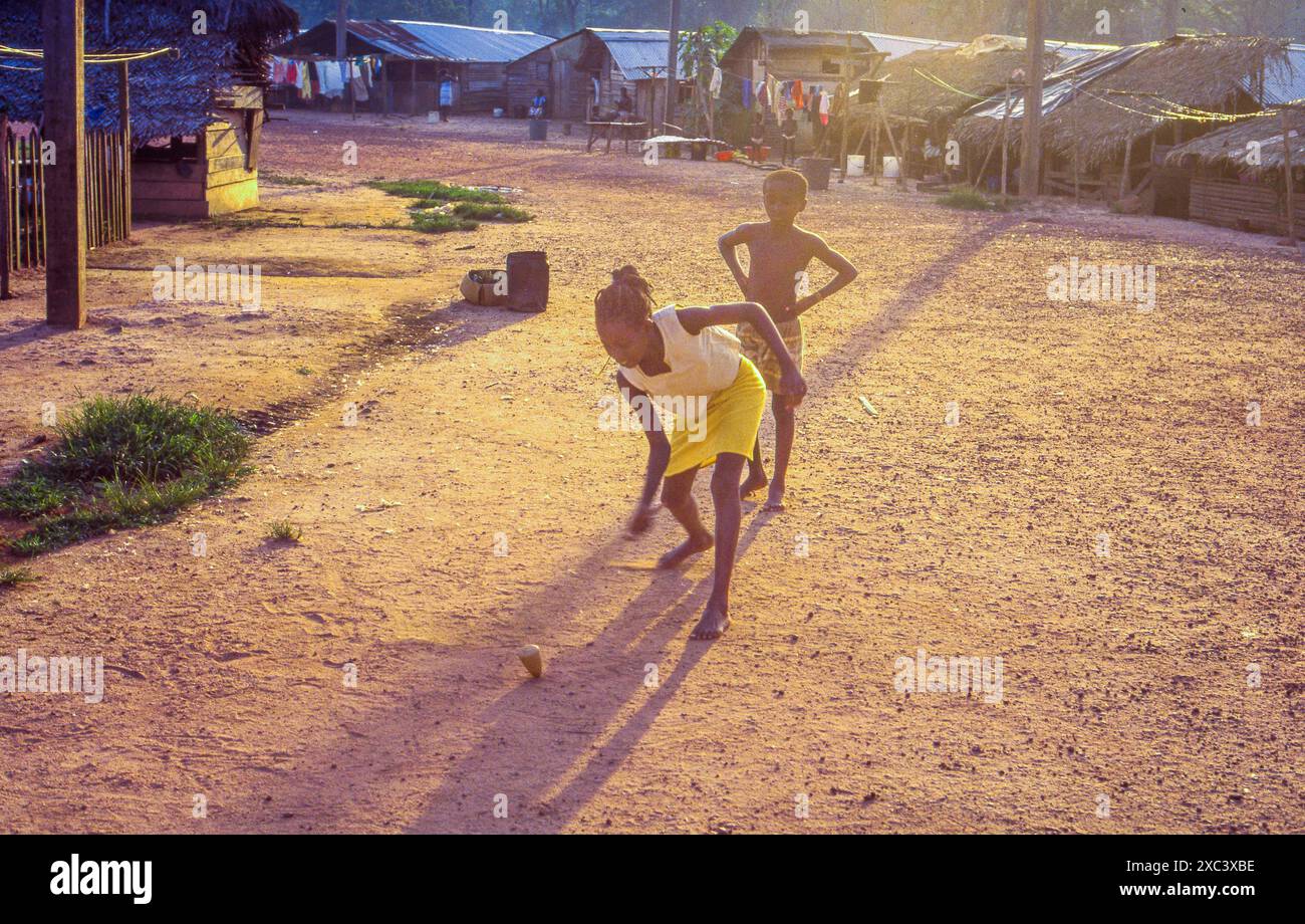 Suriname, i bambini in un villaggio vicino al confine con la Guinea francese giocano con una cima rotante. Foto Stock