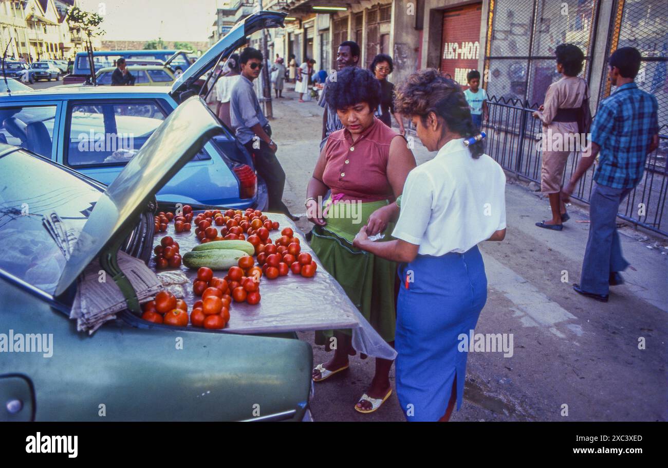 Suriname - mercato informale dove le verdure vengono vendute fuori dal bagagliaio di un'auto nel centro di Paramaribo. Foto Stock