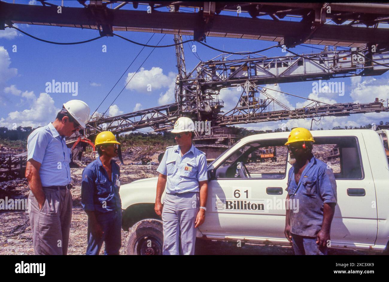 Suriname - i gestori olandesi di Billiton consultano i minatori di una miniera di bauxite sulla produzione del minerale di bauxite che produce alluminio. Foto Stock