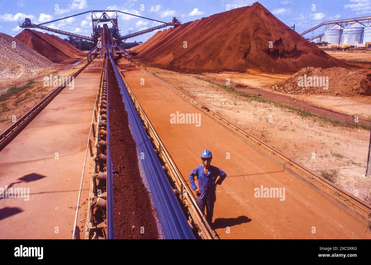 Suriname - il minerale di bauxite proveniente da una miniera aperta viene trasportato su un nastro trasportatore fino allo stabilimento in cui viene estratto l'alluminio. Foto Stock