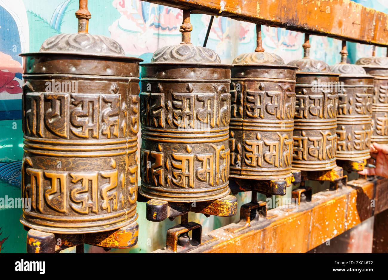 Tradizionale ruota di preghiera buddista in legno presso l'iconico Boudhanath Stupa (Buddha Stupa), Kathmandu, Nepal Foto Stock