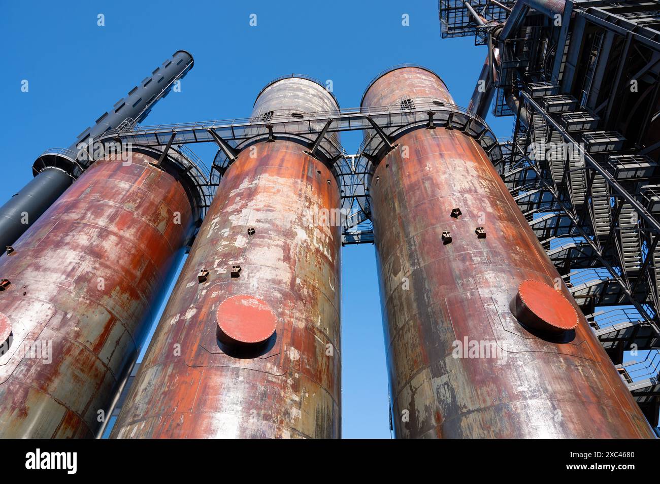 Le Fonds Belval Esch sur Alzette, centro dell'industria siderurgica lussemburghese, fonderie e altiforni mescolati all'architettura moderna Foto Stock