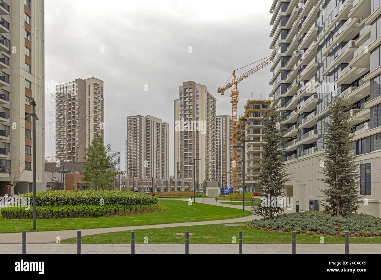 Belgrado, Serbia - 11 marzo 2024: Nuovi edifici residenziali Condo Apartments Highrise at Belgrade Waterfront Development Hercegovacka Street Winter D Foto Stock