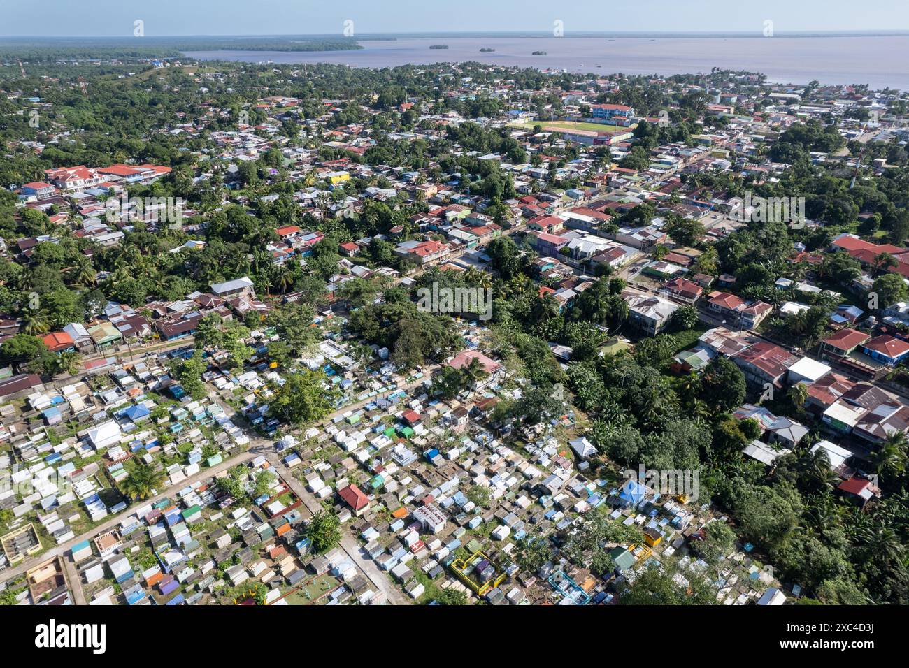 Vista panoramica della città tropicale con droni aerei nelle giornate di sole Foto Stock