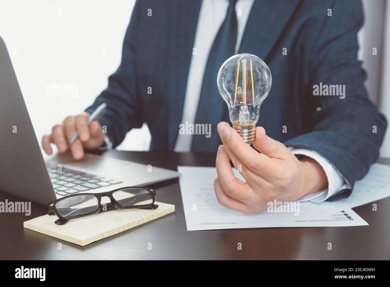 Aumento delle tariffe energetiche. Efficienza e risparmio energetico grazie al concetto di lampadina Foto Stock