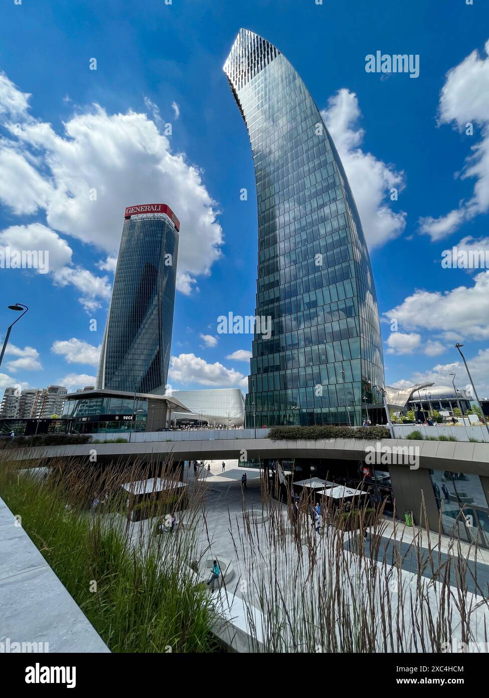 Parco CityLife con le torri, lo Storto The Twisted One (Torre generali), il Curvo The Curved One (torre PwC), 06-13-2024. Milano, Italia Foto Stock