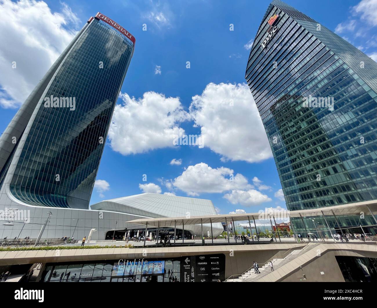 Parco CityLife con le torri, lo Storto The Twisted One (Torre generali), il Curvo The Curved One (torre PwC), 06-13-2024. Milano, Italia Foto Stock