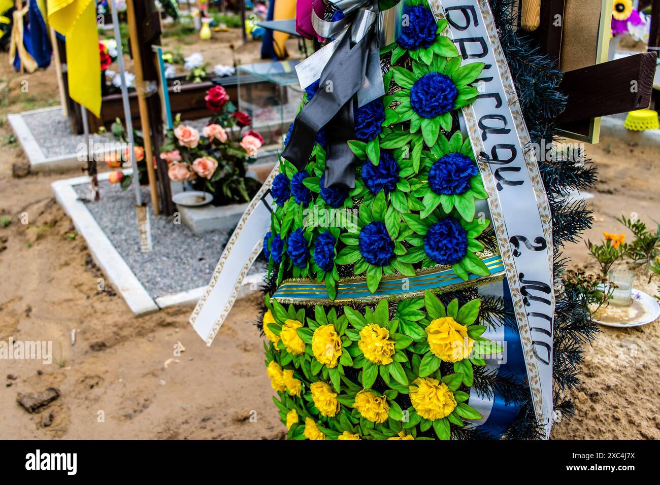 Charkiv, Ucraina, 13 giugno 2024 Aleya Slavy, cimitero militare a sud di Charkiv. Le tombe dei soldati, eroi che hanno difeso l'Ucraina sono coperte Foto Stock