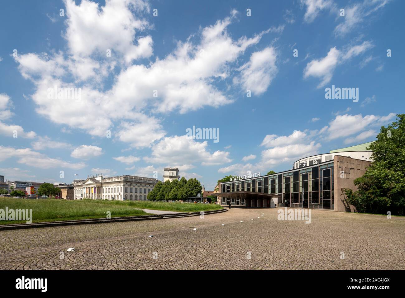 Kassel, Friedrichsplatz, Links Museum Fridericianum, rechts das Staatstheater (P. Bode und E. Grundig 1959) Foto Stock