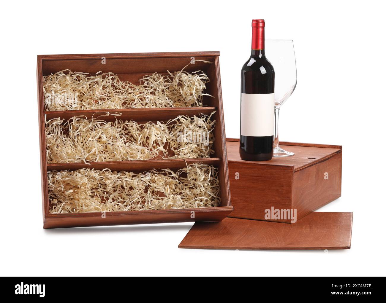 Scatole regalo in legno con vino isolato su bianco Foto Stock