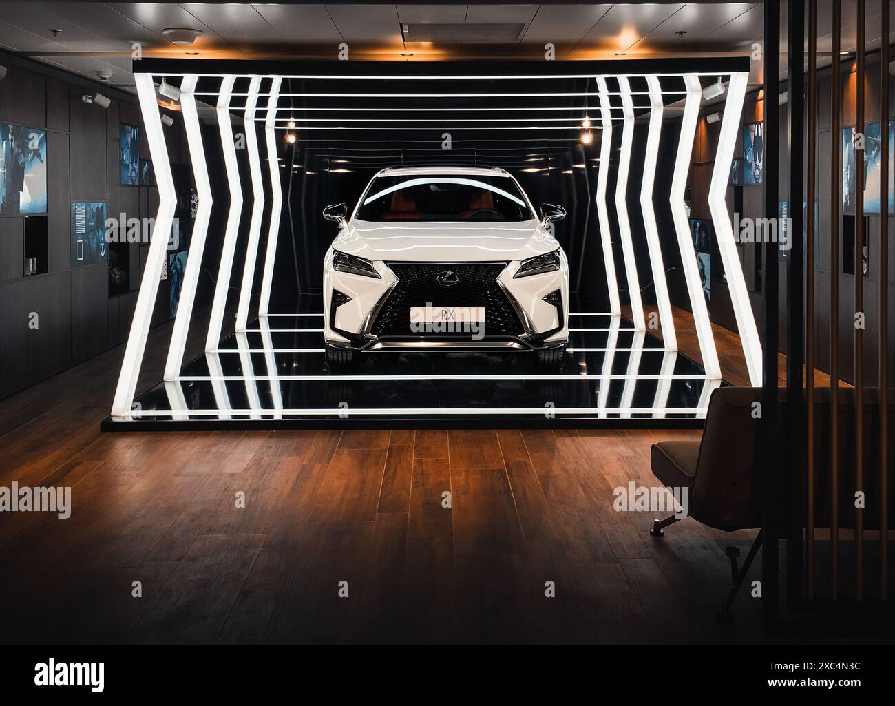 Lexus RX nello showroom. suv illuminato bianco su pavimento lucido in interni - esposizione a comparsa nel centro commerciale. Foto Stock