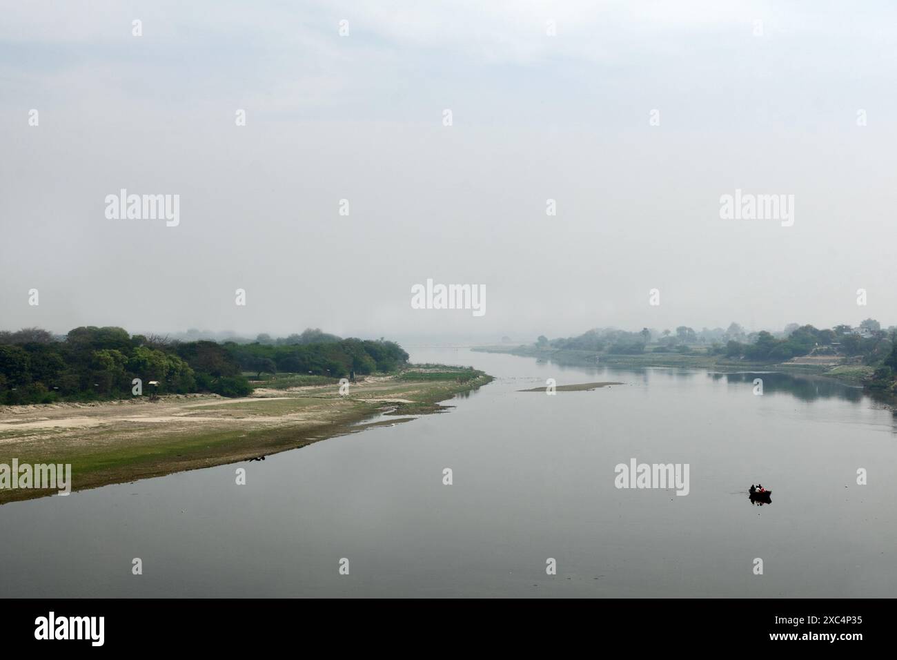 Agra, India: Fiume Yamuna dietro il Taj Mahal. La città è un sito patrimonio dell'umanità. Foto Stock
