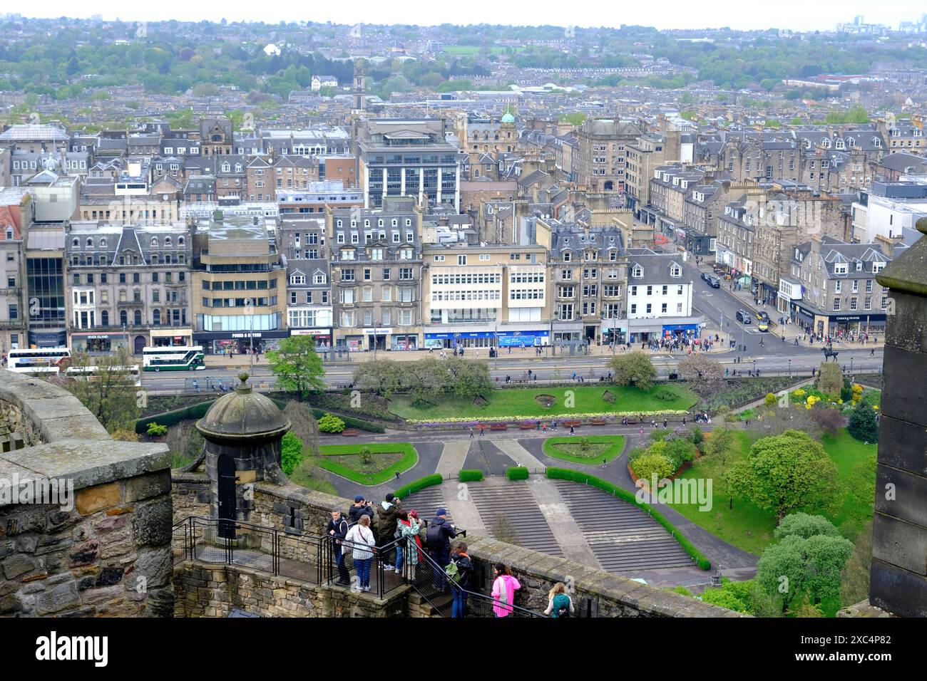 La vista della città nuova di Edimburgo con i visitatori sulle merlature del Castello di Edimburgo in primo piano in una giornata nuvolosa.Edimburgo.Scozia.Regno Unito Foto Stock