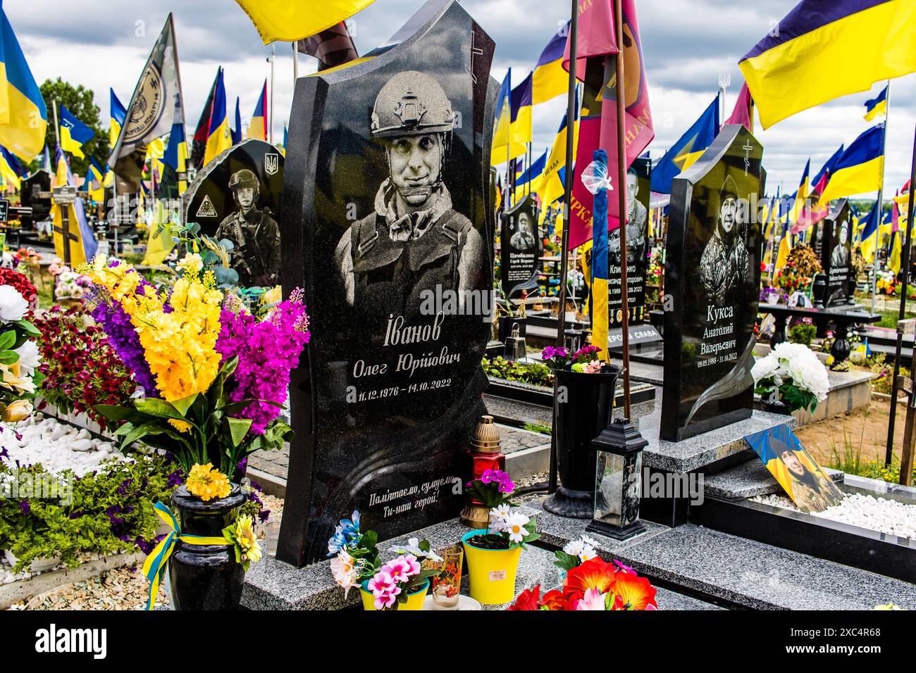 Charkiv, Ucraina, 13 giugno 2024 Ritratto delle tombe dei soldati che morirono difendendo l'Ucraina nella guerra contro la Russia dal 2014. Gli eroi si riposano Foto Stock