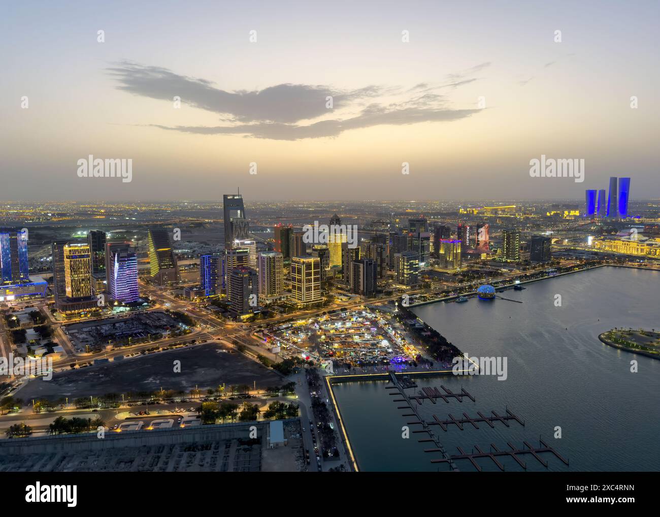 Edifici di Lusail e skyline al tramonto Foto Stock