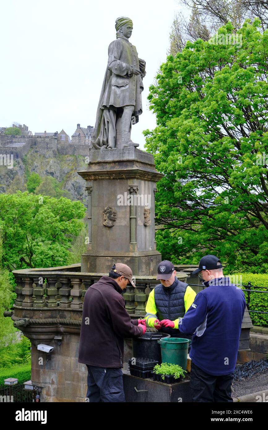 Giardinieri che lavorano nei Prince Street Gardens.Edimburgo.Scozia.Regno Unito Foto Stock