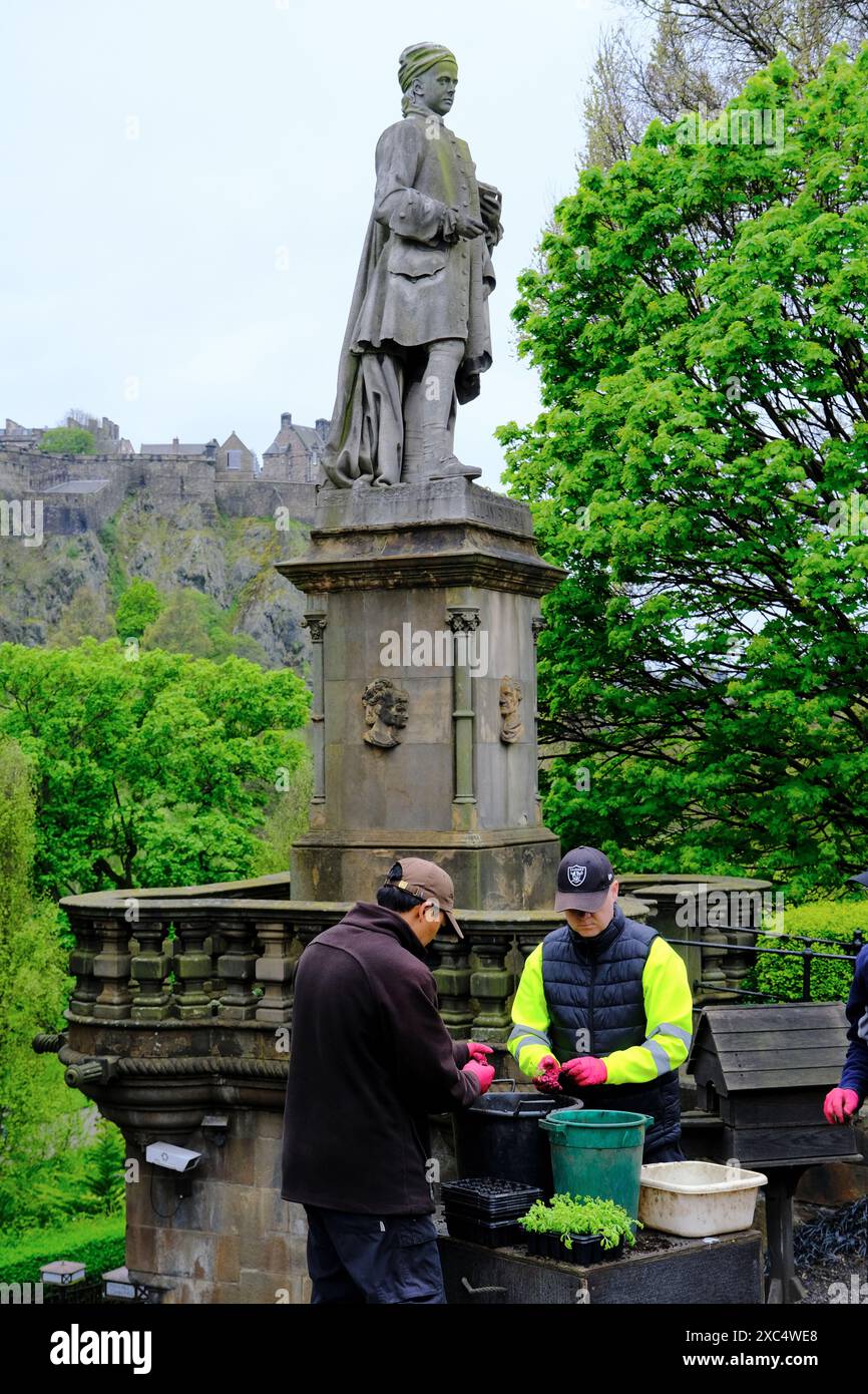 Giardinieri che lavorano nei Prince Street Gardens.Edimburgo.Scozia.Regno Unito Foto Stock