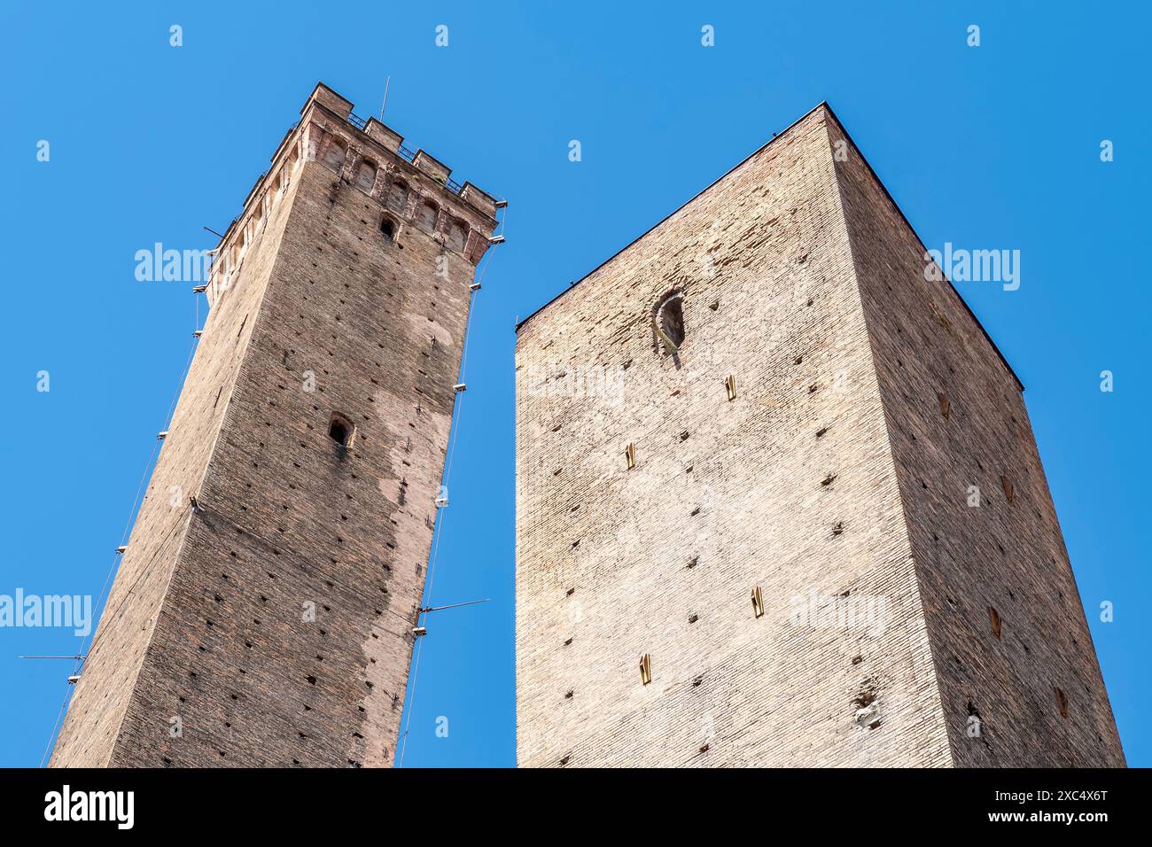 Le due antiche torri di Asinelli e Garisenda, simbolo di Bologna, Italia Foto Stock