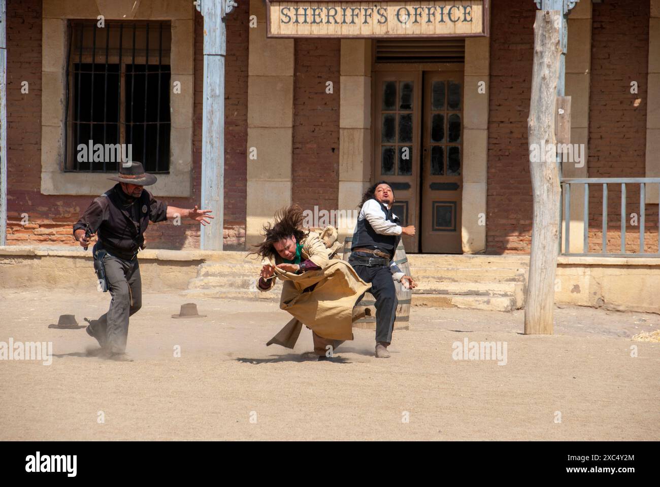 Cowboys che lottano su un set cinematografico Foto Stock