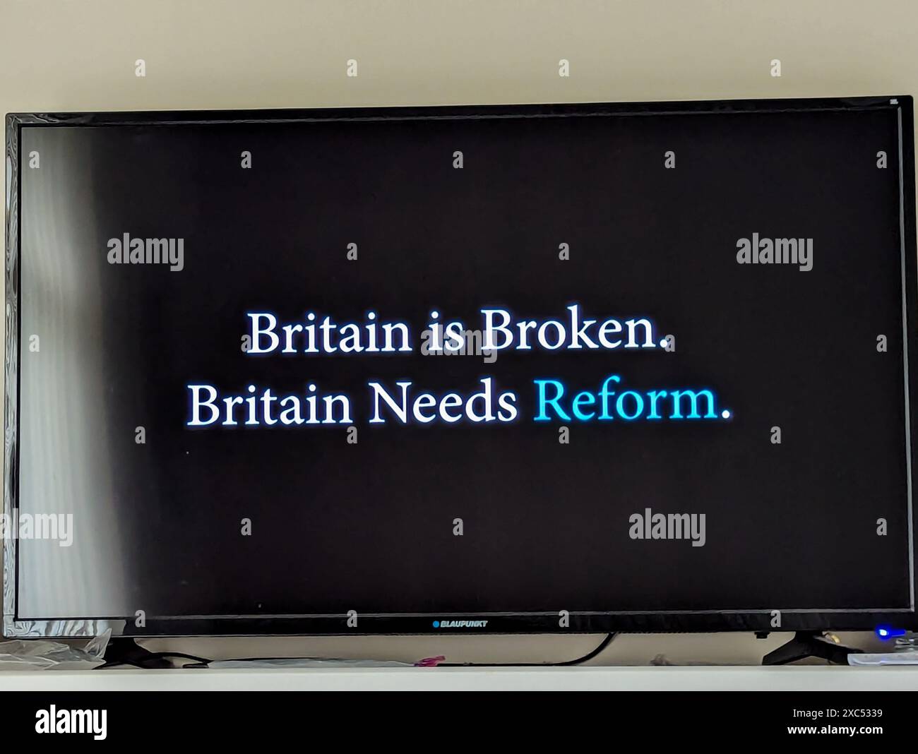 Torquay, Regno Unito. 14 giugno 2024. Una trasmissione politica del Partito riformato mostra una singola immagine statica per minuti con silenzio su ITV. Crediti: Thomas Faull/Alamy Live News Foto Stock