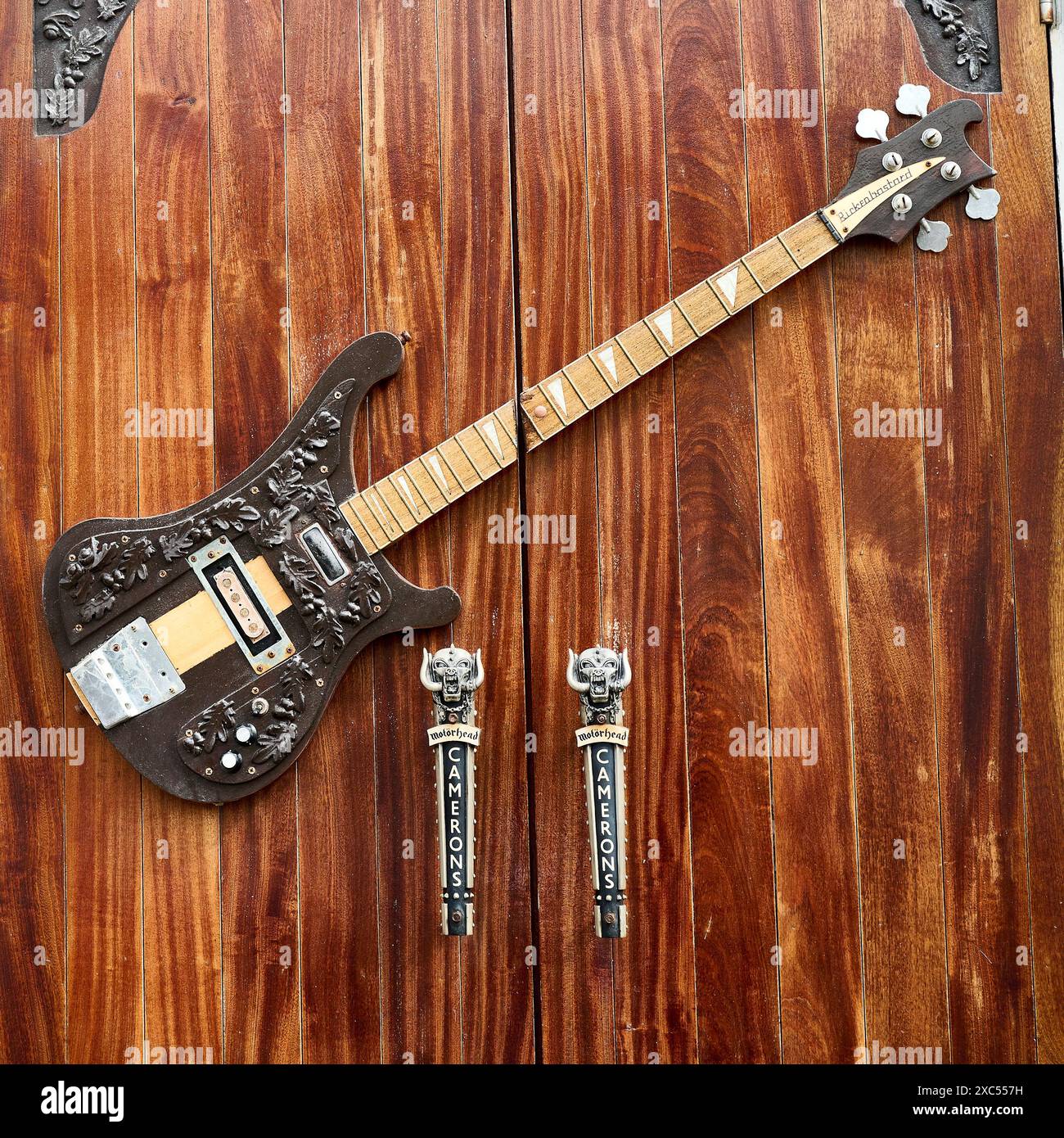 Chitarra elettrica attaccata alla porta d'ingresso del Waterloo Music Bar, Blackpool Foto Stock