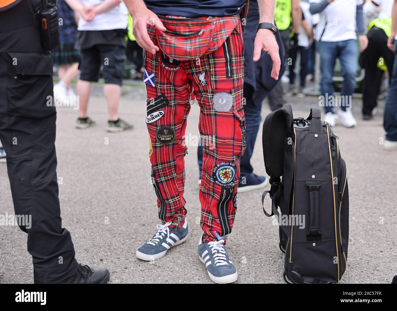 Monaco, Germania. 14 giugno 2024. Un tifoso scozzese con pantaloni in tartan sembra aver fatto un'apparizione alla Coppa del mondo Argentina nel 1986 durante la partita dei Campionati europei UEFA all'Allianz Arena di Monaco. Il credito per immagini dovrebbe essere: David Klein/Sportimage Credit: Sportimage Ltd/Alamy Live News Foto Stock