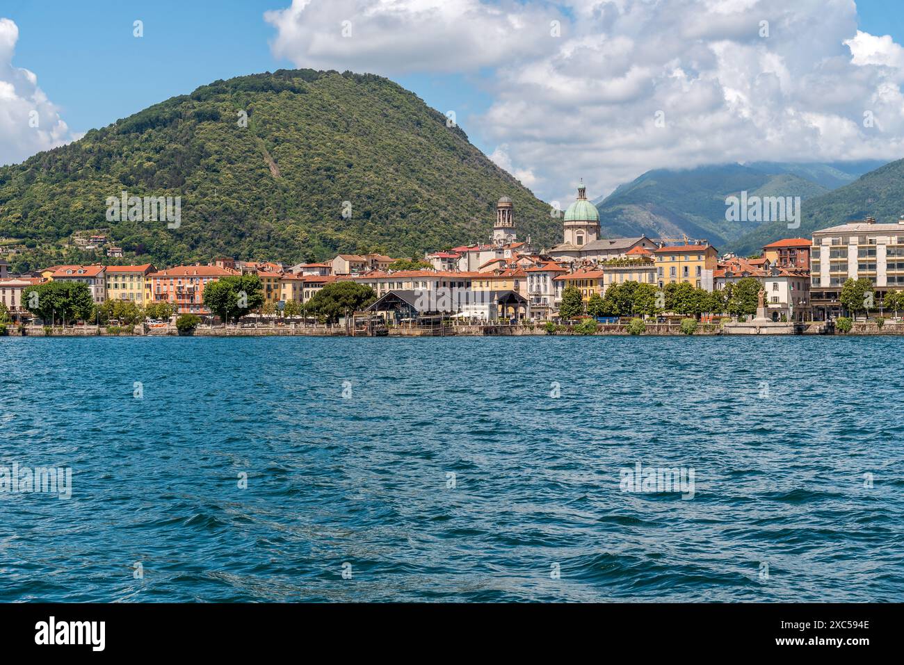 Vista panoramica della città dal Lago maggiore, Verbania, Piemonte, Italia Foto Stock