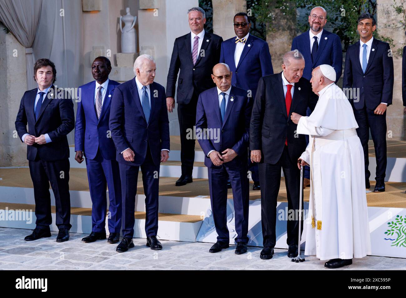 Borgo Egnazia, Italia. 14 giugno 2024. Joe Biden, Recep Tayyip Erdo&#x11f;an e papa Francesco durante la foto finale della riunione dei capi di Stato e di governo dei Paesi G7 a Borgo Egnazia, Venerd&#xec;, 14 giugno 2024 (foto Roberto Monaldo/LaPresse) Joe Biden, Recep Tayyip Erdo&#x11f;an e Papa Francesco durante la foto finale dell'incontro dei Capi di Stato e di governo dei Paesi del G7 a Borgo Egnazia, venerdì 14 giugno 2024 (foto di Roberto Monaldo/LaPresse) crediti: LaPresse/Alamy Live News Foto Stock