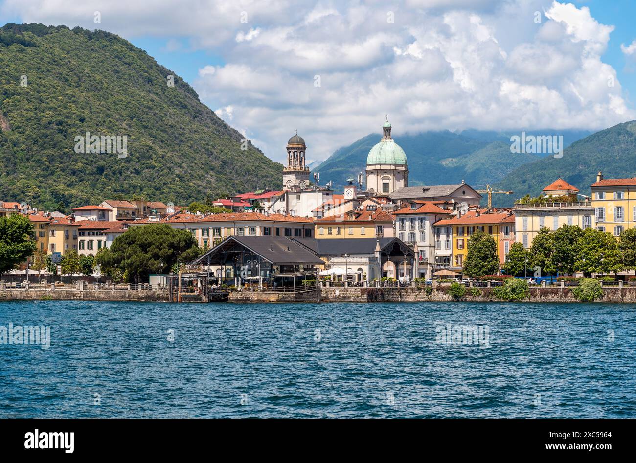 Vista panoramica della città dal Lago maggiore, Verbania, Piemonte, Italia Foto Stock