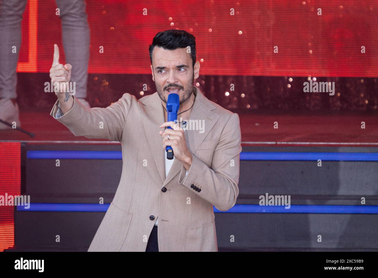 Berlino, Germania. 13 giugno 2024. L'intrattenitore e cantante Giovanni Zarrella sta eseguendo il suo spettacolo ''An Italian Summer Night'' nei Giardini del mondo a Berlino, in Germania, il 13 giugno 2024. (Foto di Marten Ronneburg/NurPhoto) credito: NurPhoto SRL/Alamy Live News Foto Stock