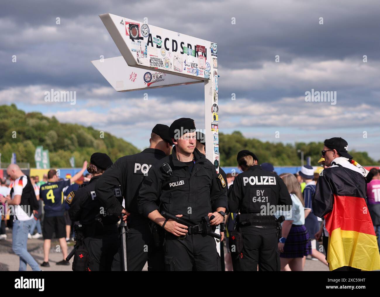 Monaco, Germania. 14 giugno 2024. La polizia tiene d'occhio i tifosi in arrivo durante la partita dei Campionati europei UEFA all'Allianz Arena di Monaco. Il credito per immagini dovrebbe essere: David Klein/Sportimage Credit: Sportimage Ltd/Alamy Live News Foto Stock