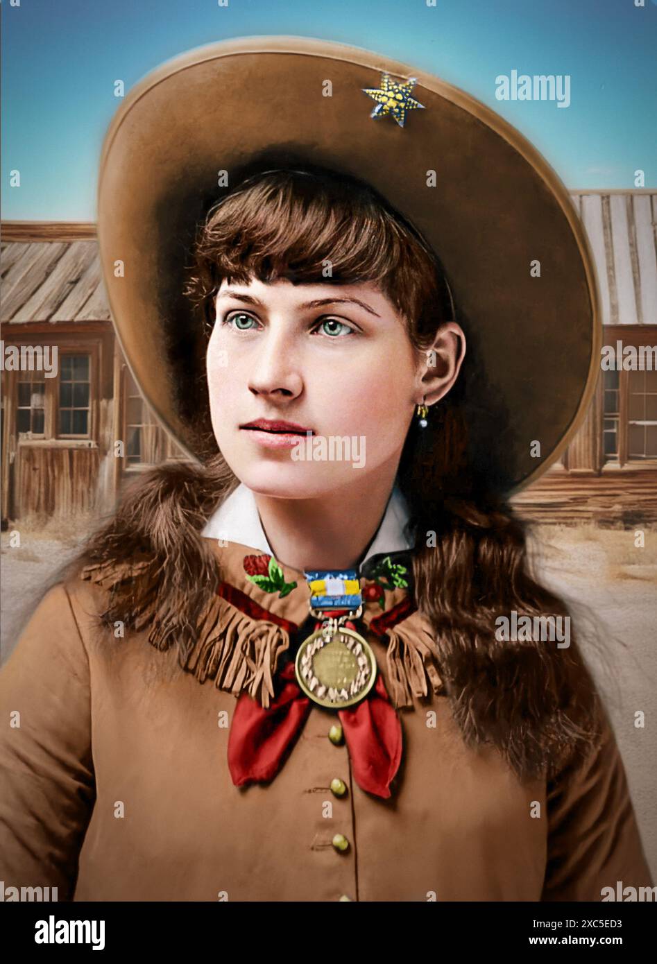 Annie Oakley, nata Phoebe Ann Mosey il 13 agosto 1860 nella contea di Darke, Ohio, è stata un'eroina folk statunitense. Ha sviluppato abilità di caccia da bambina per provvedere alla sua famiglia povera nell'Ohio occidentale. Nell'aprile 1885, Annie si è unita al Wild West Show di "Buffalo Bill" Cody. Pubblicizzata come "Miss Annie Oakley, The Peerless Lady Wing-Shot", è stata una delle attrazioni principali dello show per 16 anni. Il pubblico è rimasto sbalordito nel vederla sparare un sigaro dalla mano di suo marito o dividere una carta da gioco a 30 passi. Ha guadagnato più di chiunque altro tranne Buffalo Bill in persona. Foto Stock