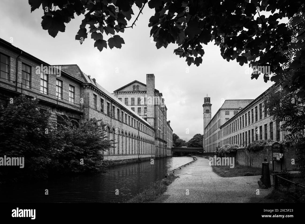 Saltaire, West Yorkshire, Regno Unito. Vista sul canale Leeds-Liverpool accanto a Salts Mill. . Foto Stock