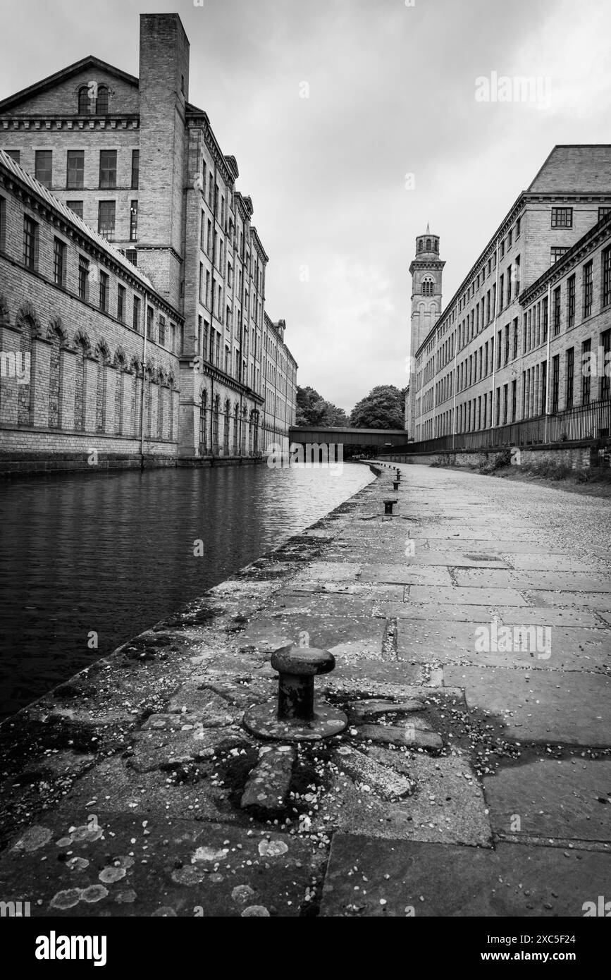 Saltaire, West Yorkshire, Regno Unito. Vista sul canale Leeds-Liverpool accanto a Salts Mill. . Foto Stock