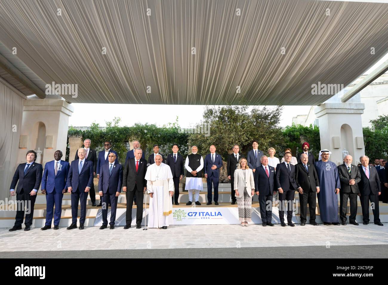 **NO LIBRI** Italia, Borgo Iganzia, 2024/6/14.G7 Capi di stato e capi delegazione dei paesi di sensibilizzazione posano per una foto di gruppo durante il secondo giorno del vertice del G7 a Borgo Egnazia, Italia, 14 giugno 2024. Back Row (L-R) Segretario generale OCSE Mathias Cormann, African Development Bank (AFDB) Presidente Akinwumi Adesina, Presidente del Consiglio europeo Charles Michel, primo Ministro britannico Rishi Sunak, primo Ministro giapponese Fumio Kishida, primo Ministro indiano Narendra modi, Cancelliere tedesco Olaf Scholz, Presidente tunisino Kais Saied, Presidente della Commissione europea Ursula von der Leyen, Managi Foto Stock