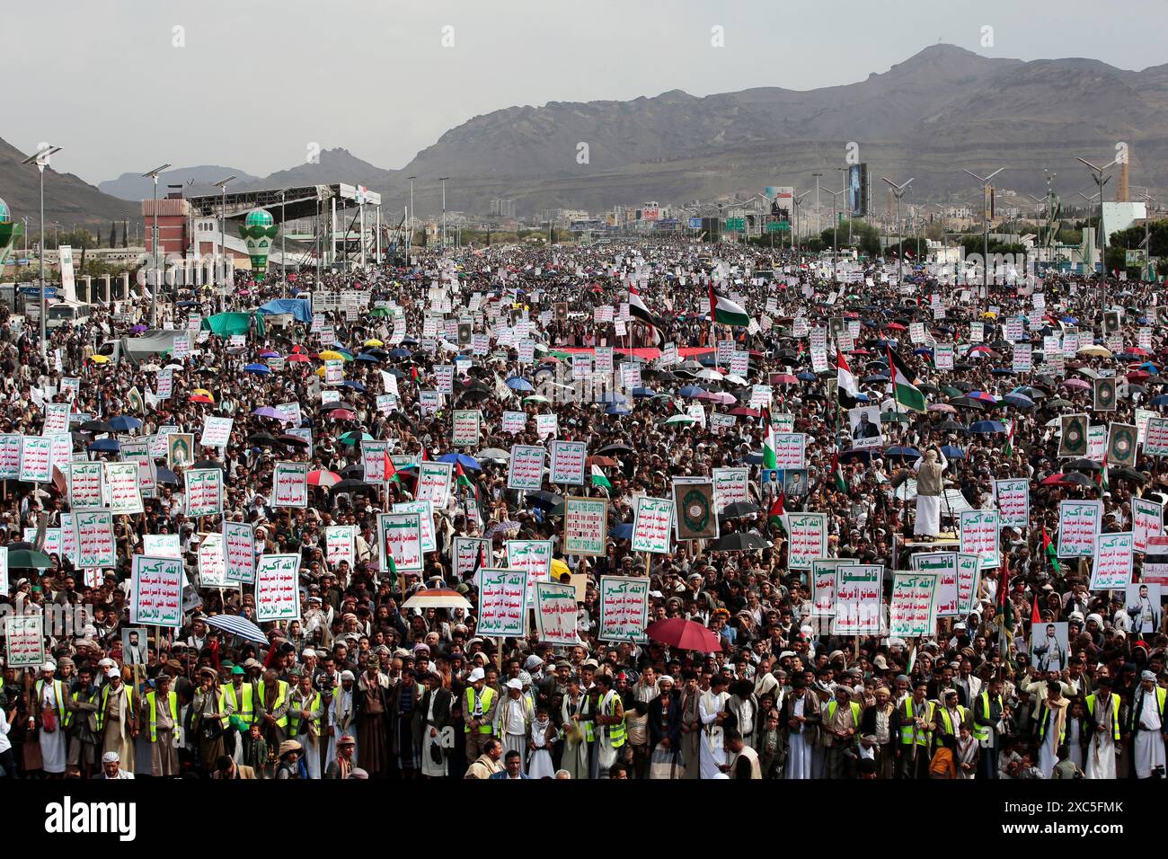 Houthi protesta contro Stati Uniti e Israele a Sana'a Foto Stock