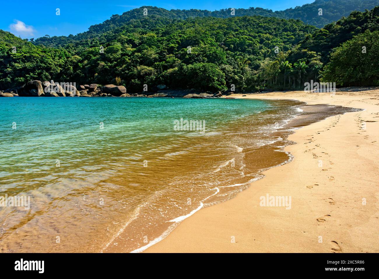 Vista della spiaggia di Indaiauba sull'isola tropicale di Ilhabela sulla costa di San Paolo Foto Stock