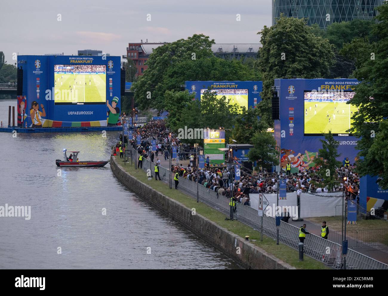 14 giugno 2024, Assia, Francoforte sul meno: Calcio, UEFA Euro 2024, Germania - Scozia, turno preliminare, gruppo A, giorno partita 1. I visitatori guardano la partita di apertura del Campionato europeo di calcio al pubblico del Fanzone Frankfurt. Foto: Boris Roessler/dpa Foto Stock