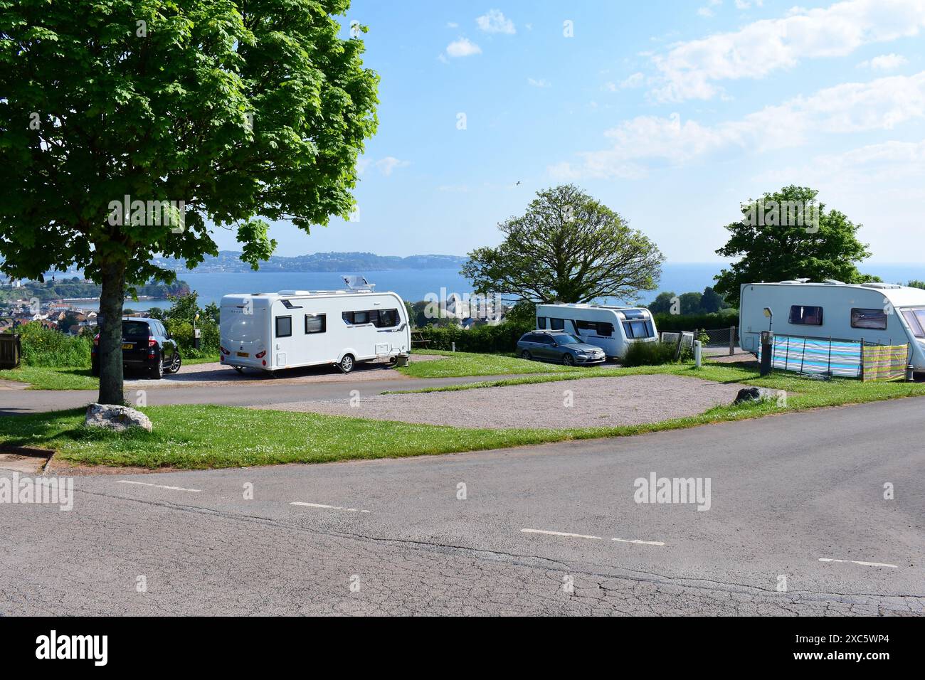Roulotte e camper godono di fantastiche vedute del mare attraverso Torbay verso Torquay. Situato in Beverly Park Site, Goodrington Rd, Paignton. Foto Stock