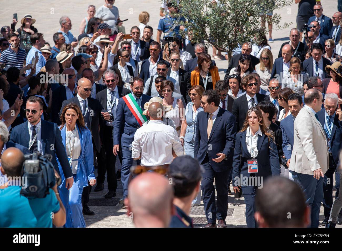 Delegazione circondata da servizi segreti, raggiungi a piedi il ristorante Casa Nova. Il leader del vertice del gruppo dei sette (G7) e altri importanti leader economici e politici hanno visitato Alberobello per pranzo. Sono stati accolti dal sindaco di Alberobello, Francesco De Carlo. Foto Stock