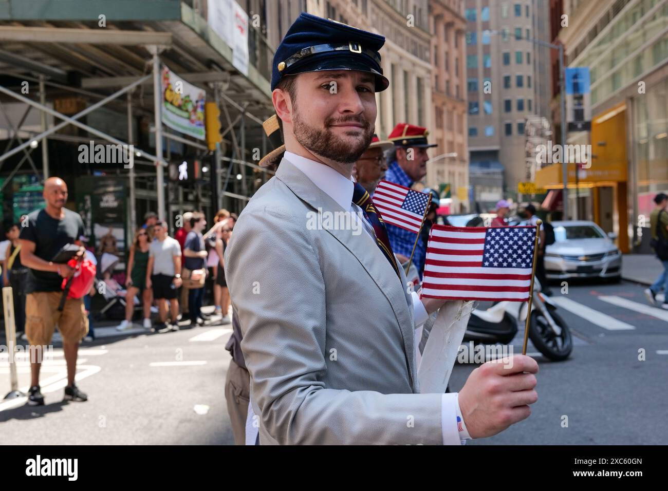 New York, New York, Stati Uniti. 14 giugno 2024. I figli dei veterani dell'Unione della guerra civile partecipano alla Flag Day Parade. Parade ha marciato lungo Lower Broadway per una cerimonia alla Fraunces Tavern, l'edificio più antico di New York. Il giorno della bandiera commemora l'adozione della bandiera nazionale nel 1777. Il presidente Woodrow Wilson emise un proclama che stabilì il 14 giugno come Flag Day nel maggio 1916. Nel 1949 il presidente Truman rese ufficialmente il Flag Day un giorno di osservanza nazionale. (Credit Image: © Milo Hess/ZUMA Press Wire) SOLO PER USO EDITORIALE! Non per USO commerciale! Foto Stock