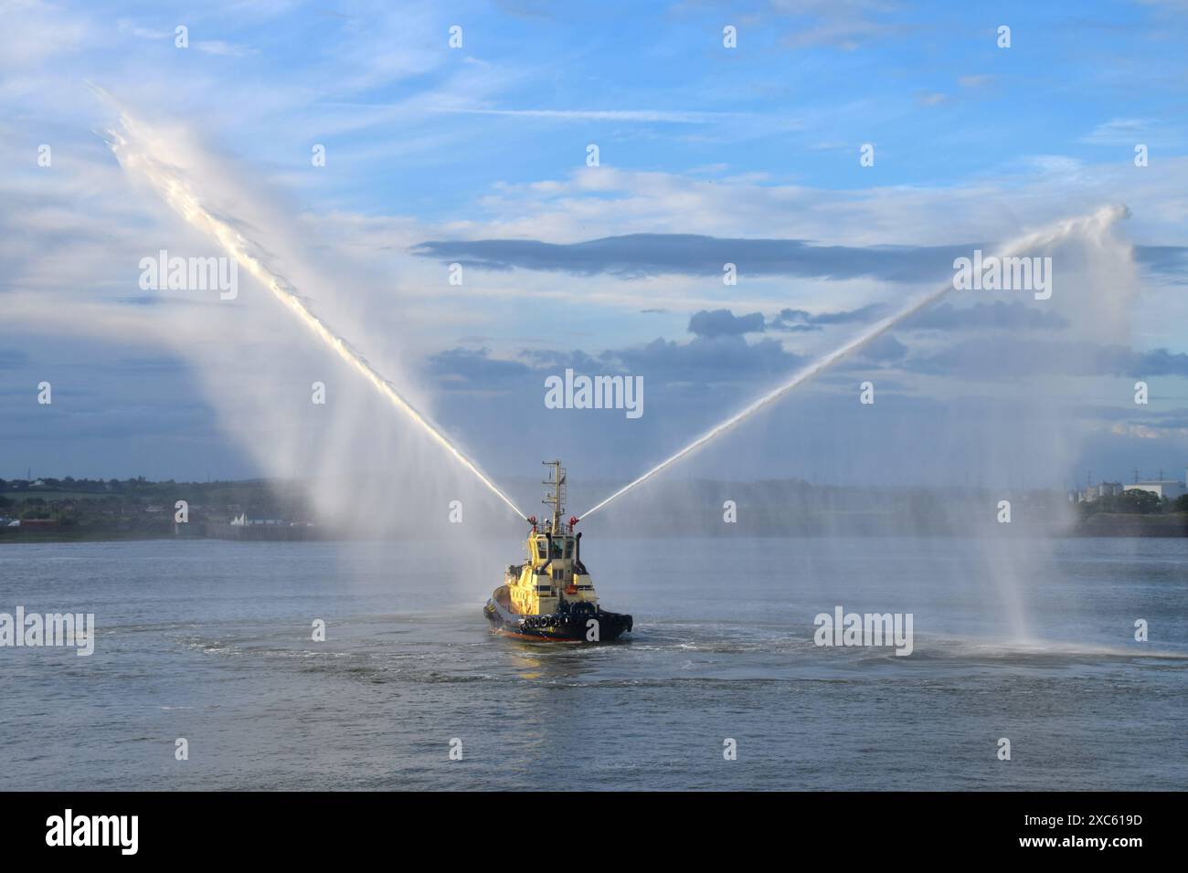 Svitzer Bootle mette in mostra uno spettacolare spettacolo dei monitor d'acqua del rimorchiatore per celebrare l'arrivo delle chiatte a vela sul Tamigi alla città estuaria di Grav Foto Stock