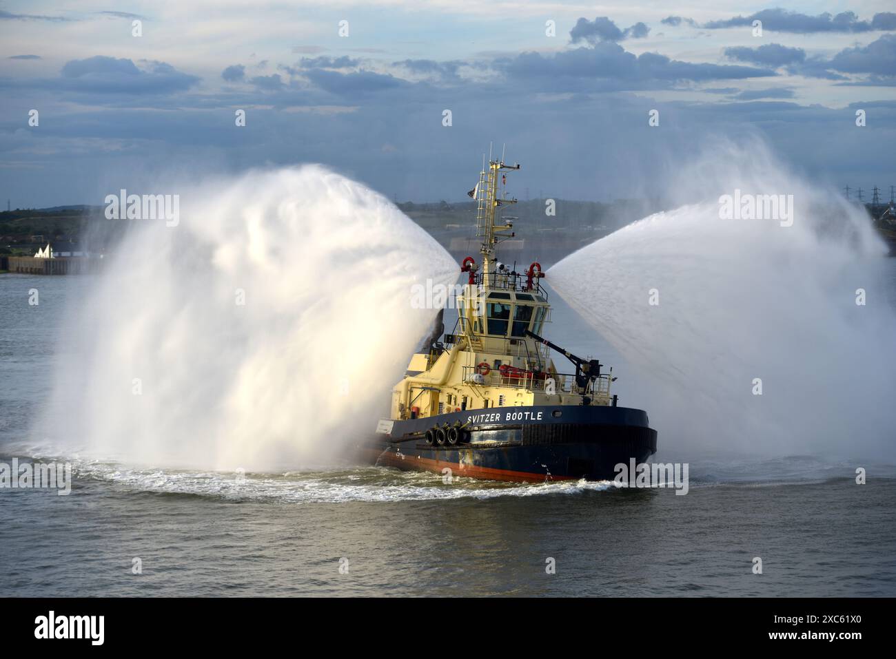 Svitzer Bootle mette in mostra uno spettacolare spettacolo dei monitor d'acqua del rimorchiatore per celebrare l'arrivo delle chiatte a vela sul Tamigi alla città estuaria di Grav Foto Stock