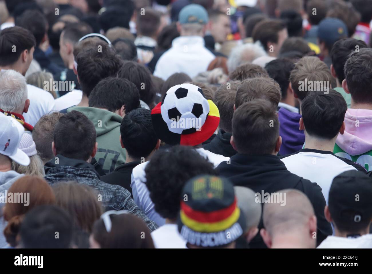 Berlino, Germania. 14 giugno 2024. UEFA Euro 2024 fan Fest Berlin. Una folla si è riunita di fronte alla porta di Brandeburgo per assistere alla partita di apertura tra Germania e Scozia. La polizia ha dovuto chiudere l'accesso perché aveva raggiunto la capacità. Foto Stock