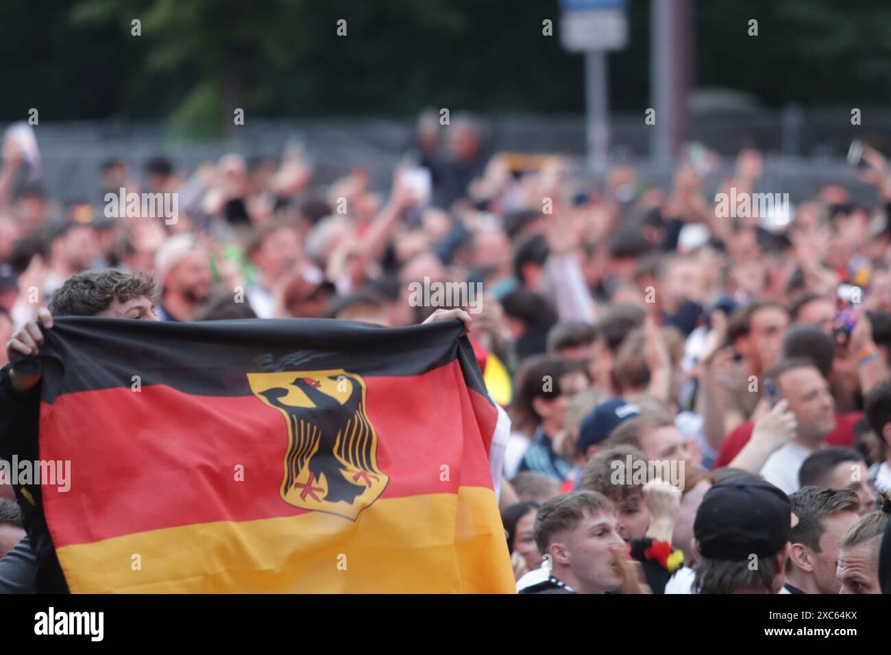Berlino, Germania. 14 giugno 2024. UEFA Euro 2024 fan Fest Berlin. Una folla si è riunita di fronte alla porta di Brandeburgo per assistere alla partita di apertura tra Germania e Scozia. La polizia ha dovuto chiudere l'accesso perché aveva raggiunto la capacità. Foto Stock