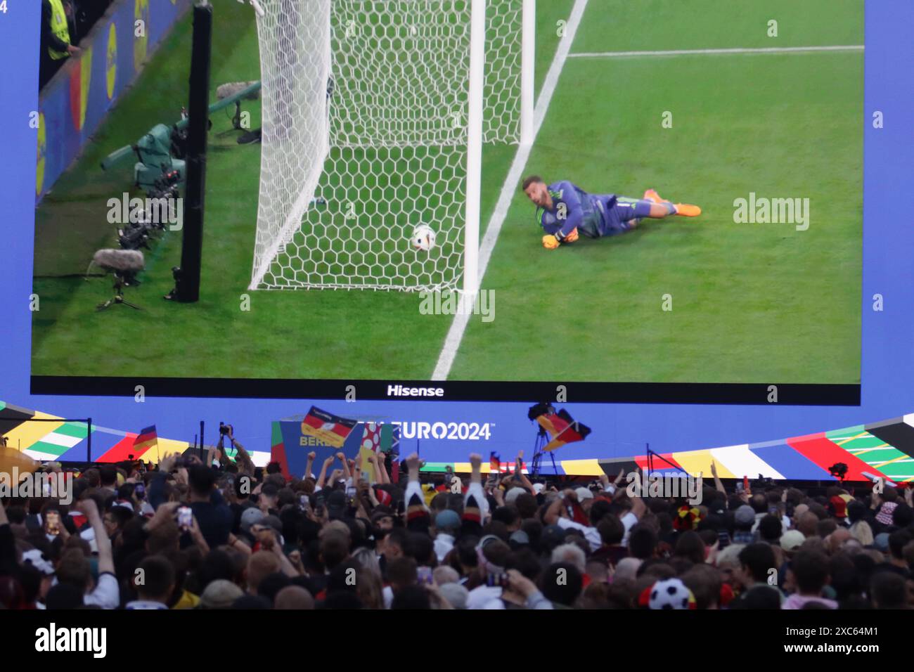 Berlino, Germania. 14 giugno 2024. UEFA Euro 2024 fan Fest Berlin. Una folla si è riunita di fronte alla porta di Brandeburgo per assistere alla partita di apertura tra Germania e Scozia. La polizia ha dovuto chiudere l'accesso perché aveva raggiunto la capacità. Foto Stock