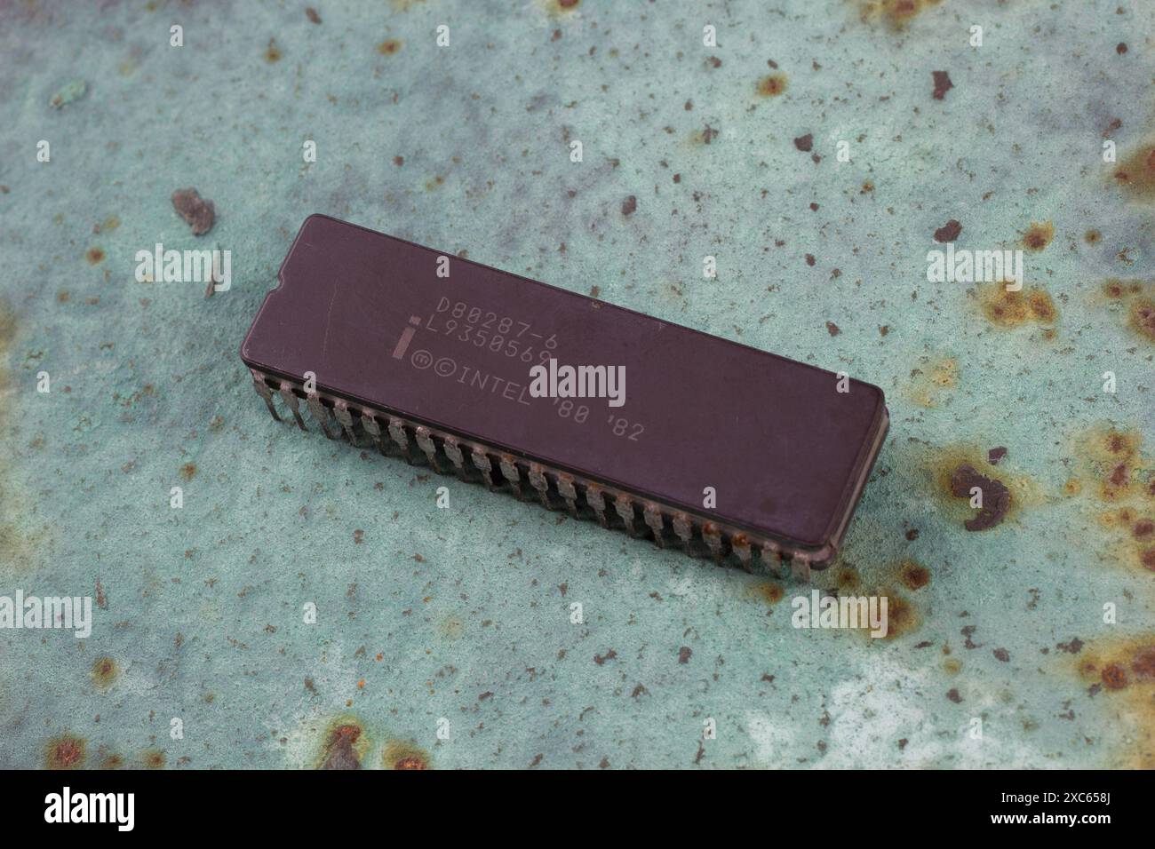 KIEV, UCRAINA - 2 agosto 2023. Unità coprocessore Intel 287 a virgola mobile su sfondo arrugginito. Foto Stock