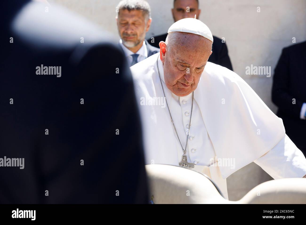 Puglia, Italia. 14 giugno 2024. Papa Francesco sale da uno speciale golf cart mentre arriva per una sessione speciale del vertice del G7 presso il resort di Borgo Egnazia, 14 giugno 2024, a Savelletri di Fasano. Papa Francesco è diventato il primo papa a parlare all'incontro annuale del gruppo delle sette nazioni. Crediti: Presidenza del Consiglio/G7 Italia 2024/Alamy Live News Foto Stock